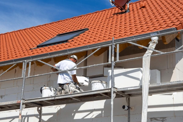 Ravalement de façade et peinture extérieure sur échafaudage